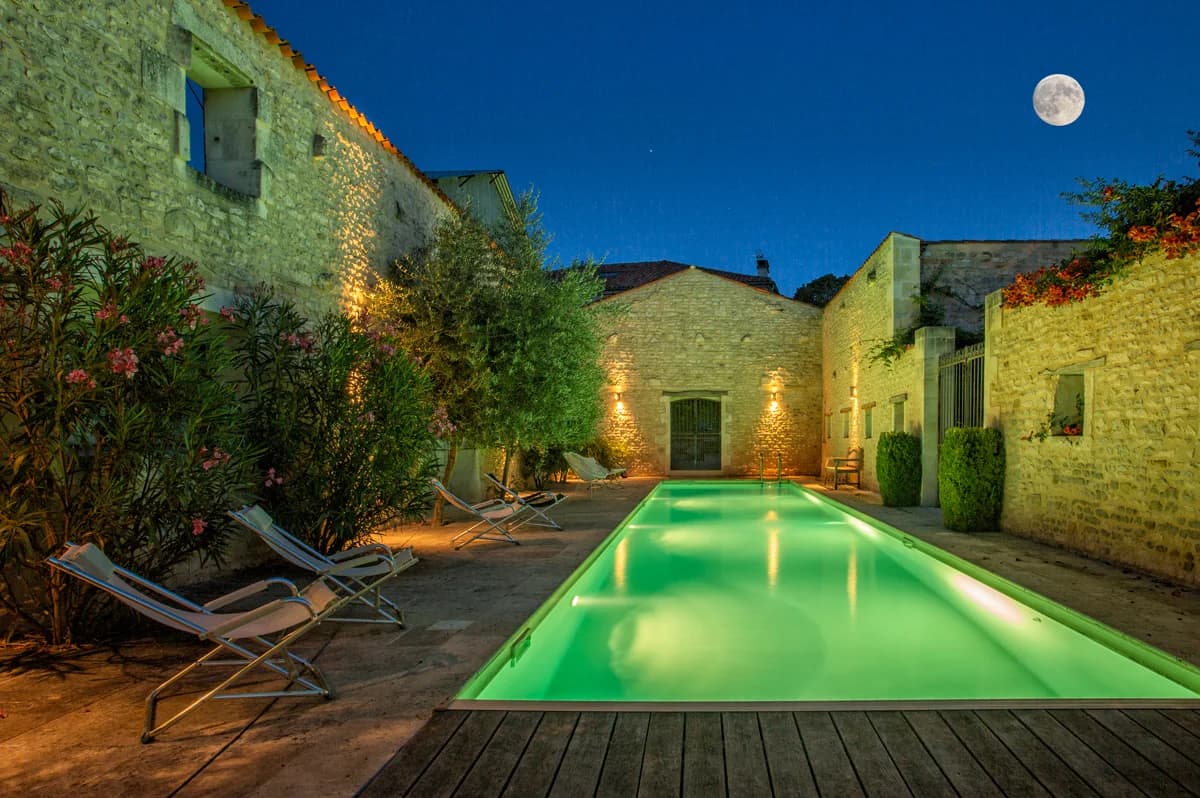 Salon lumineux et chaleureux d'un gîte du domaine